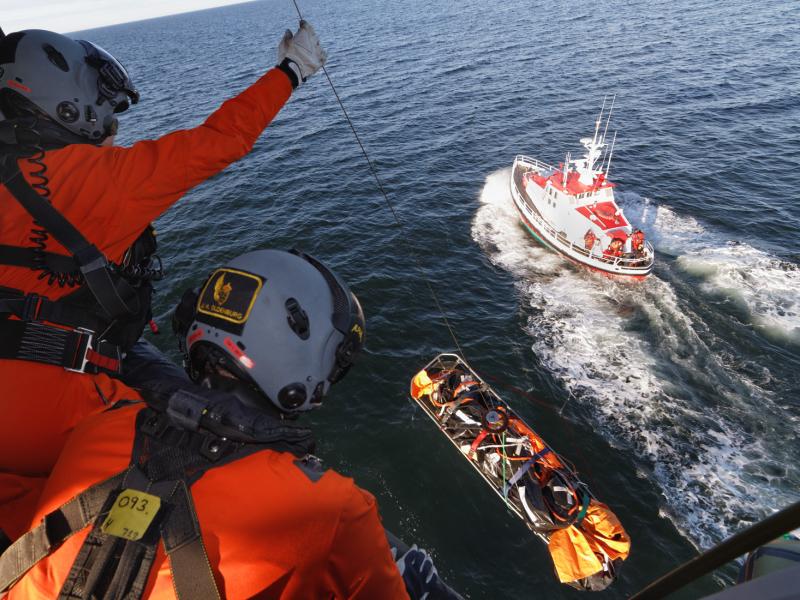 Redningsøvelse med helikopter ved Anholt 